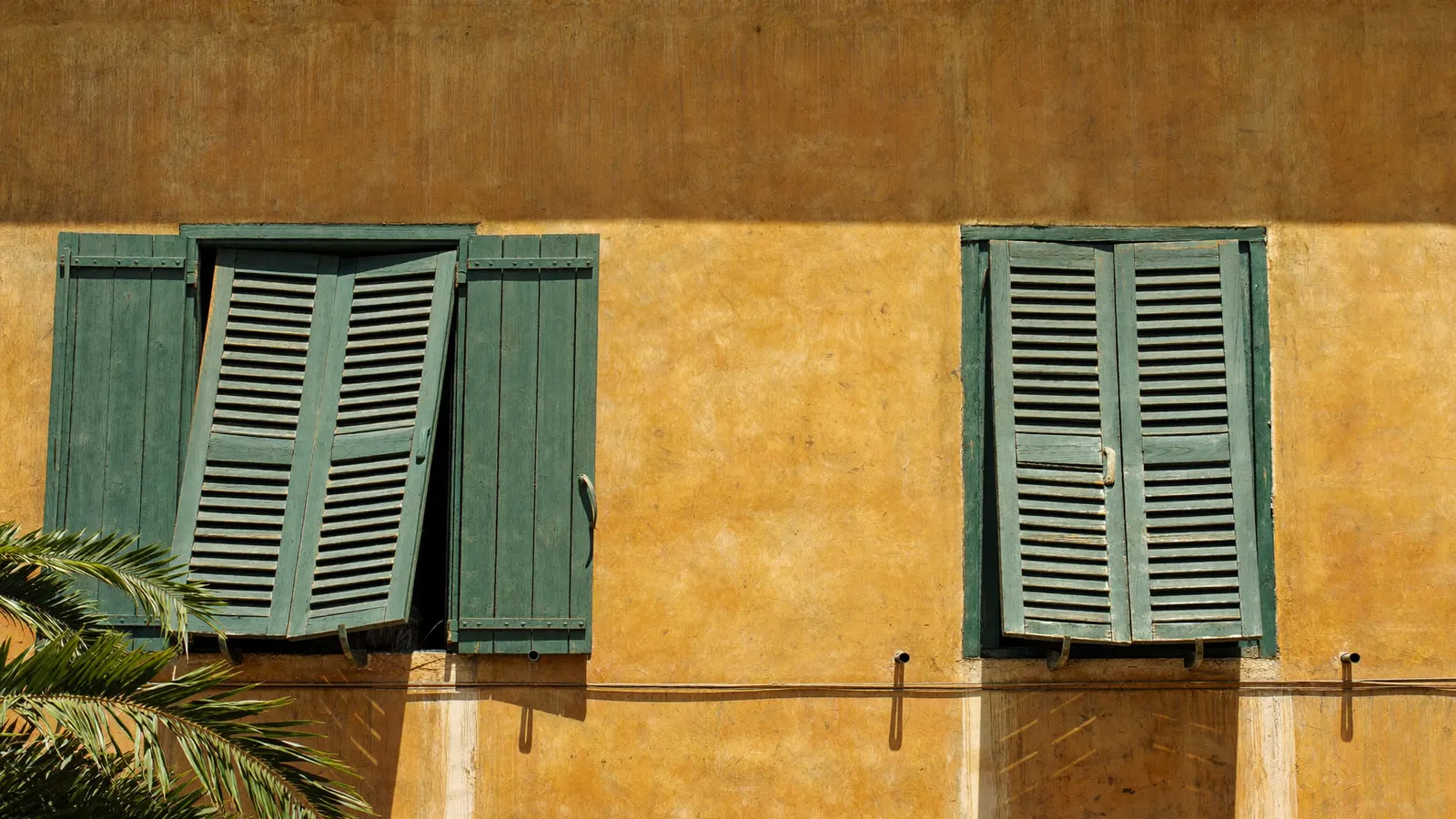 Appartement ajaccien aux volets et persiennes fermés pour se protéger du soleil d'été