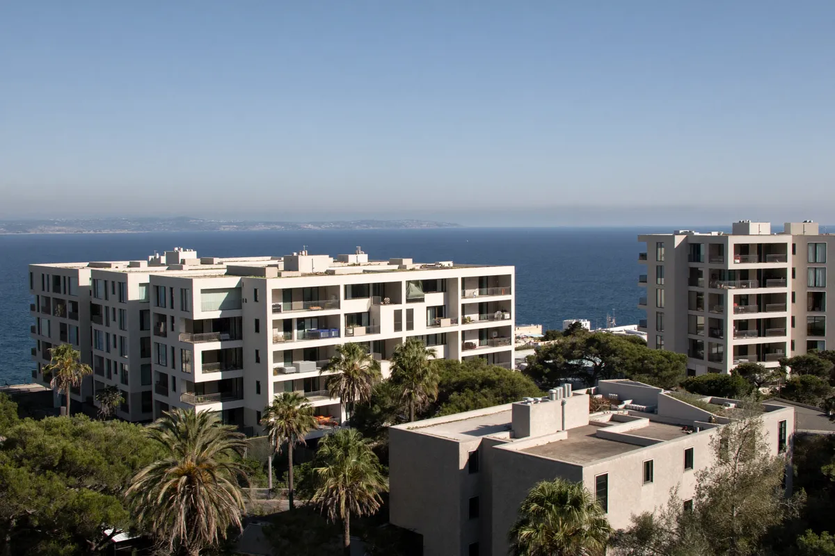 Résidences modernes en bord de mer sur le golfe d'Ajaccio