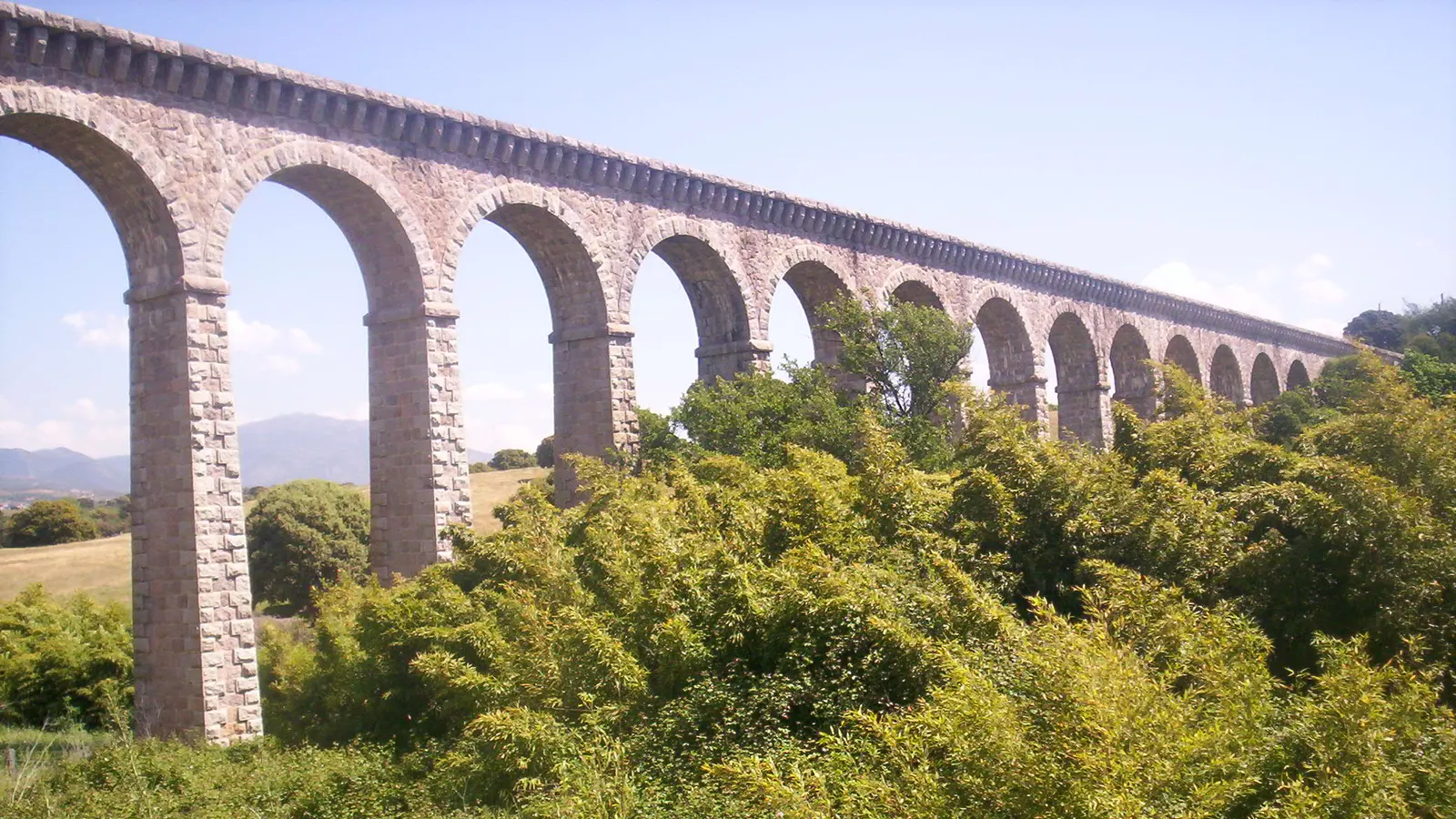 L'aqueduc de Mezzavia, au nord d'Ajaccio, au contact du maquis